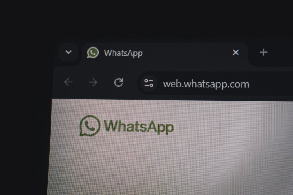 Channel WhatsApp Sekarang Jadi Mesin Cuan di 2025 - WhatsApp Channel, WhatsApp messaging app, smartphone notification