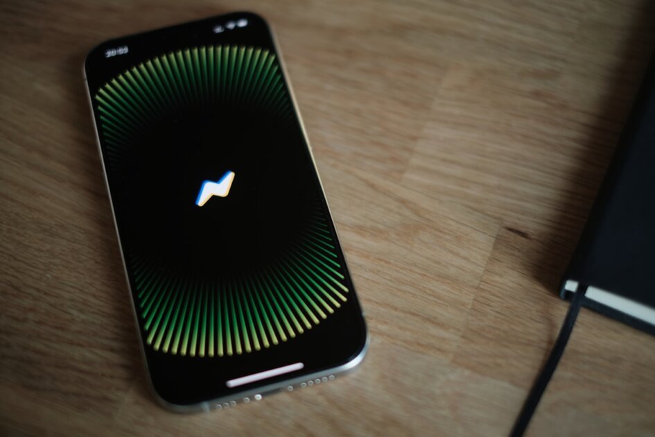 APatch vs Magisk: Mana yang Lebih Bagus di 2025? Perbandingan Root Method Terbaru - APatch, Magisk, android smartphone screen